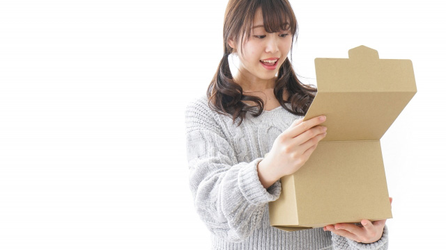 ハンドメイドのお届け物を開ける女性
